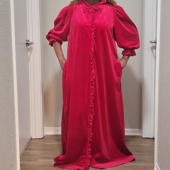 VTG  | Red Velour House Coat W/ Puffy Sleeves - Picture 3 of 11